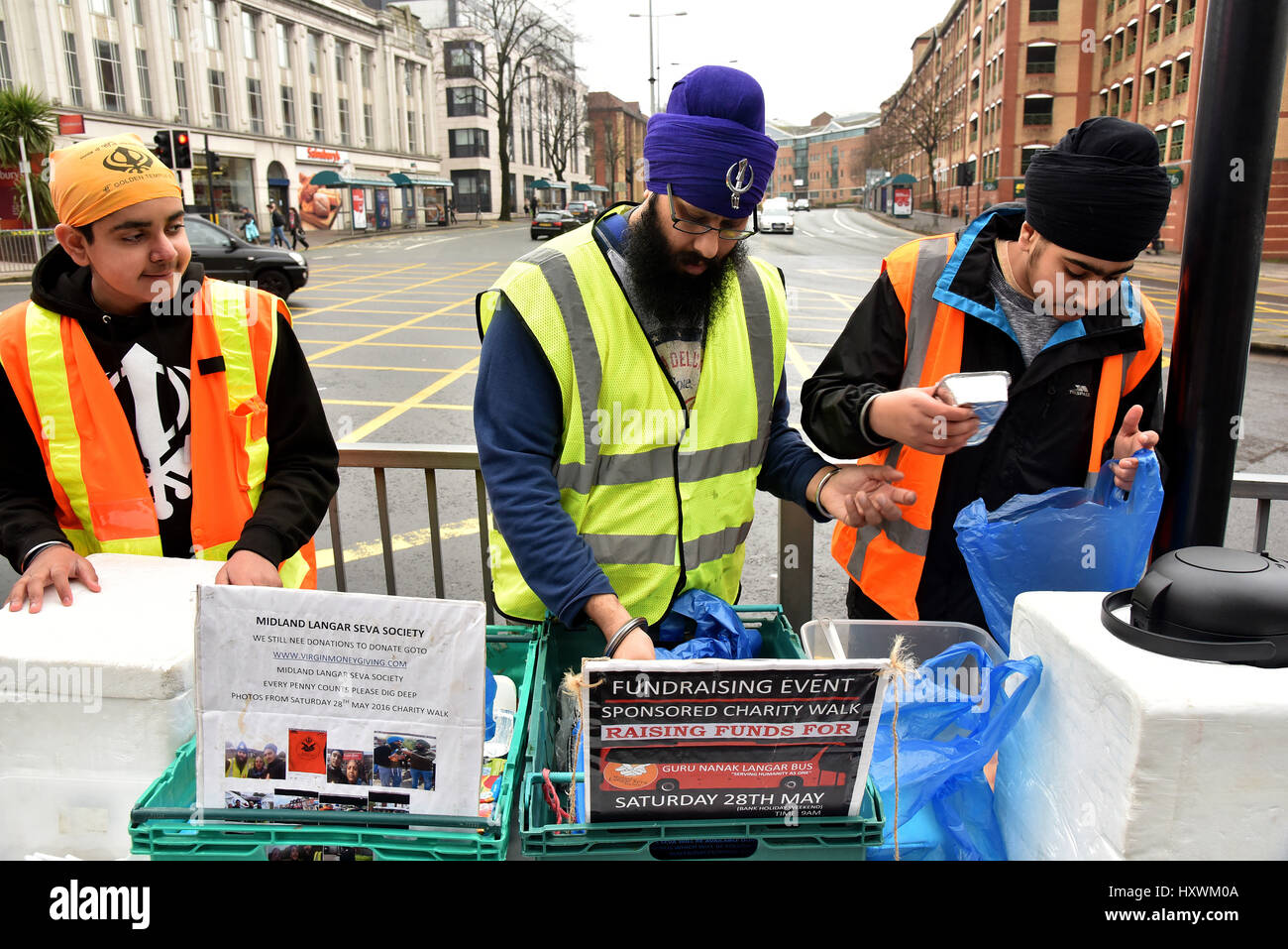 Sikh freiwillige Aushändigung Curry für Wohnungslose in Cardiff. Mitglieder des Vereins Midland Langar Seva sind abgebildet Stockfoto