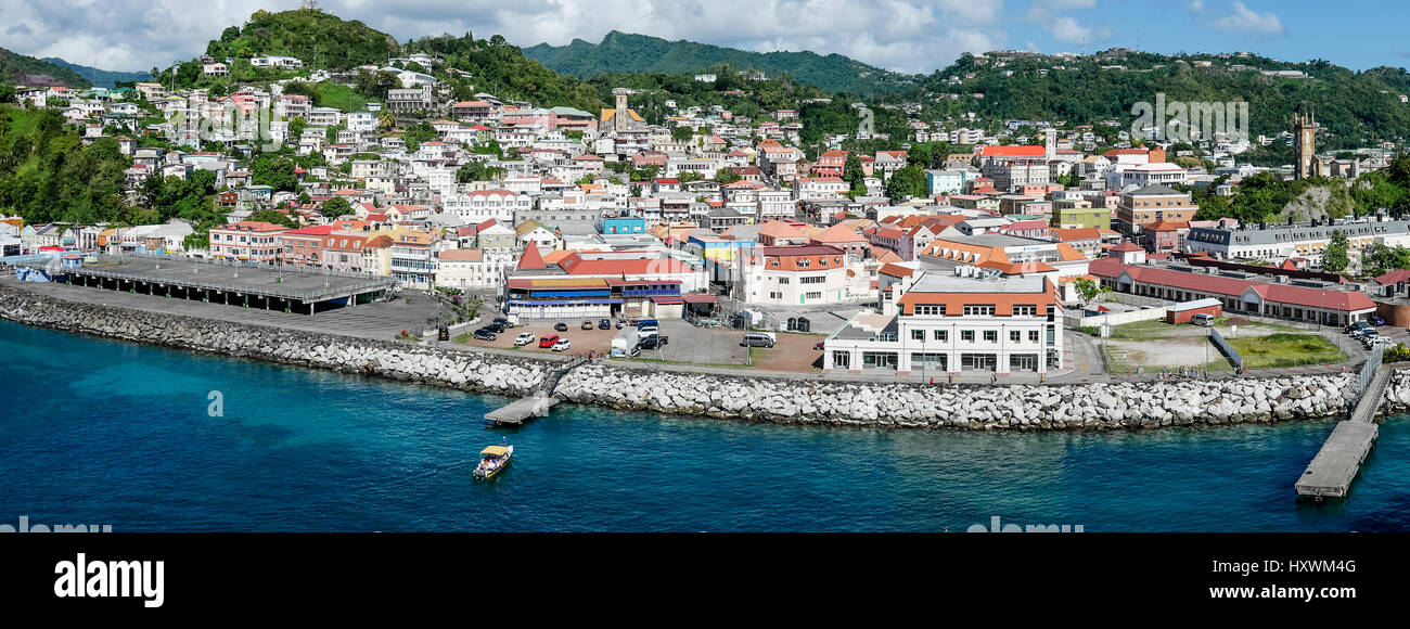 Panoramablick auf St. Georges Hauptstadt der Karibik Insel Grenada aus dem Meer Stockfoto