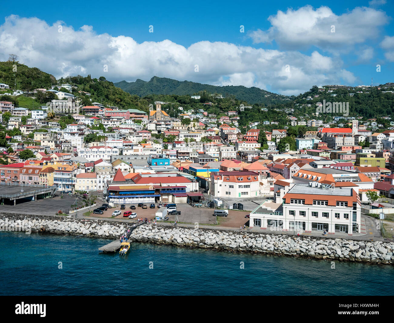 Aussicht auf St. Georges Hauptstadt der Karibik Insel Grenada aus dem Meer Stockfoto
