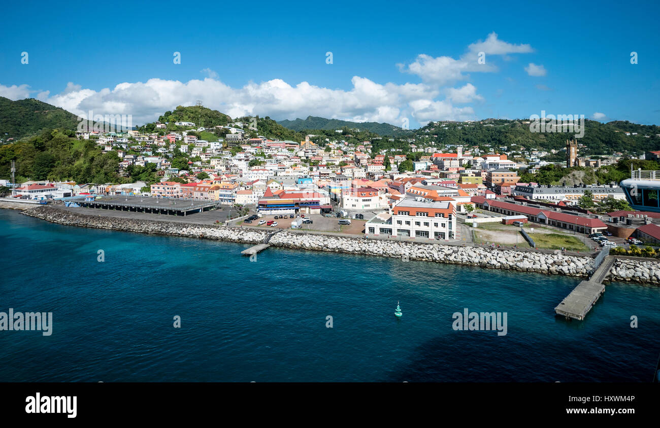 Panoramablick auf St. Georges Hauptstadt der Karibik Insel Grenada aus dem Meer Stockfoto