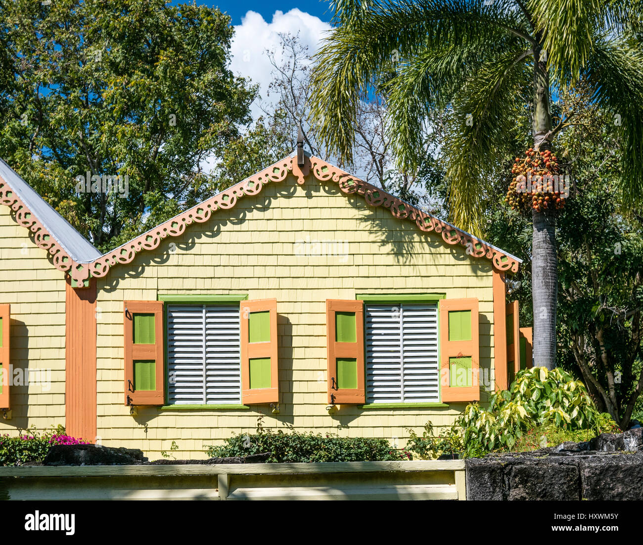 Gebäude und Palmen Romney Manor auf Karibikinsel St. Kitts Stockfoto