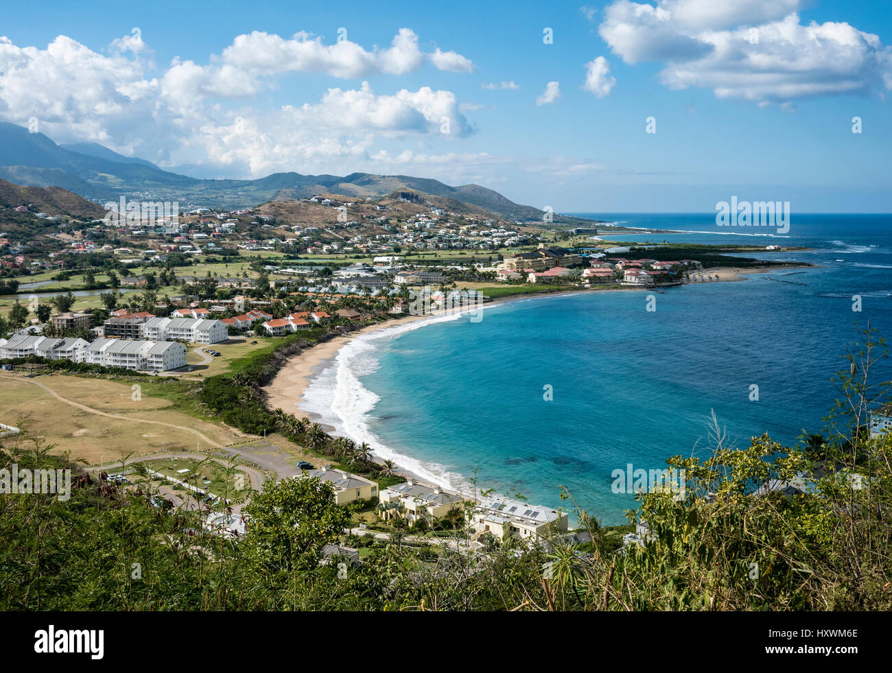 South East Halbinsel Karibik Insel St. Kitts Blick hinunter auf Frigate Bay und neue Entwicklungen Stockfoto