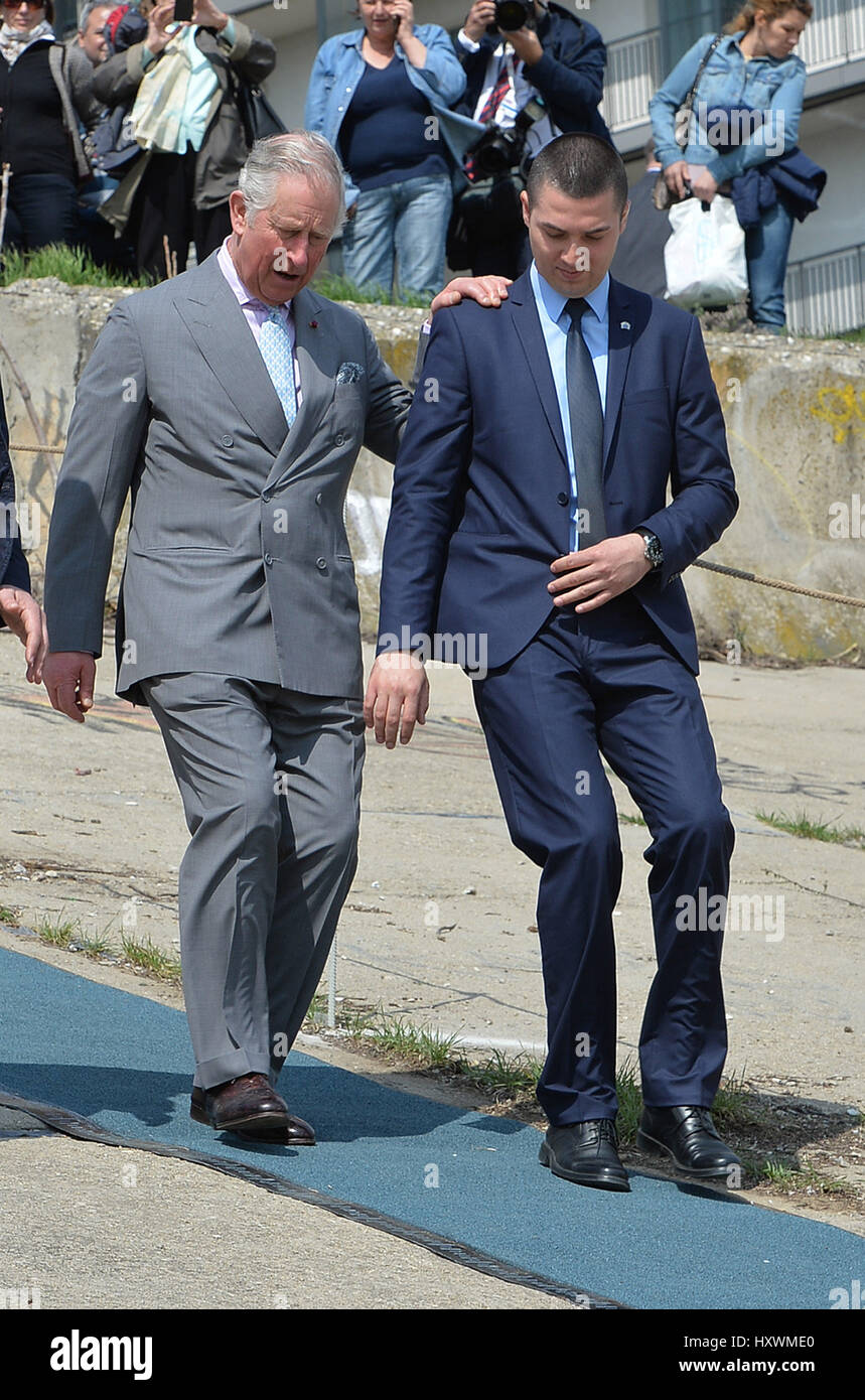 Der Prince Of Wales verwendet ein Polizist für Unterstützung, als er während einer Tour durch Delta Nature Park in Bukarest, Rumänien, bei einem neuntägigen Besuch in Europa einen Abhang hinunter geht. Stockfoto