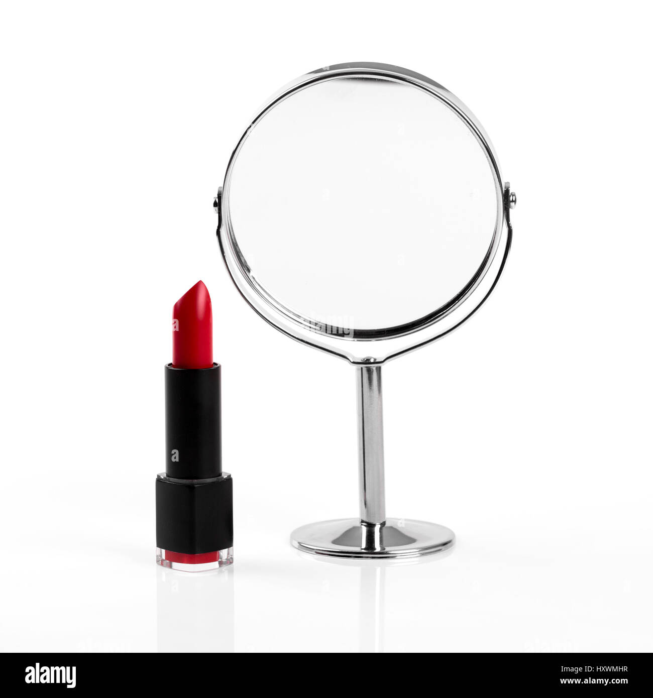 roten Lippenstift und Spiegel isoliert auf weißem Hintergrund Stockfoto