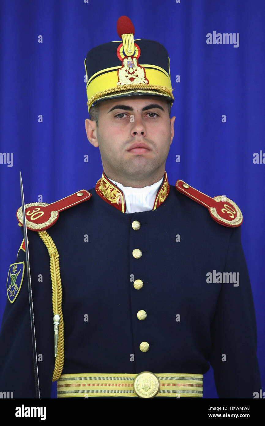 Ein rumänischer Soldat sieht man vor der Prince Of Wales Treffen mit rumänischen Ministerpräsidenten Sorin Grindenau, als er der Palatul Victoria in Bukarest, Rumänien, das Amt des Ministerpräsidenten, am zweiten Tag seiner neun Tage Europa-Tour besucht. Stockfoto