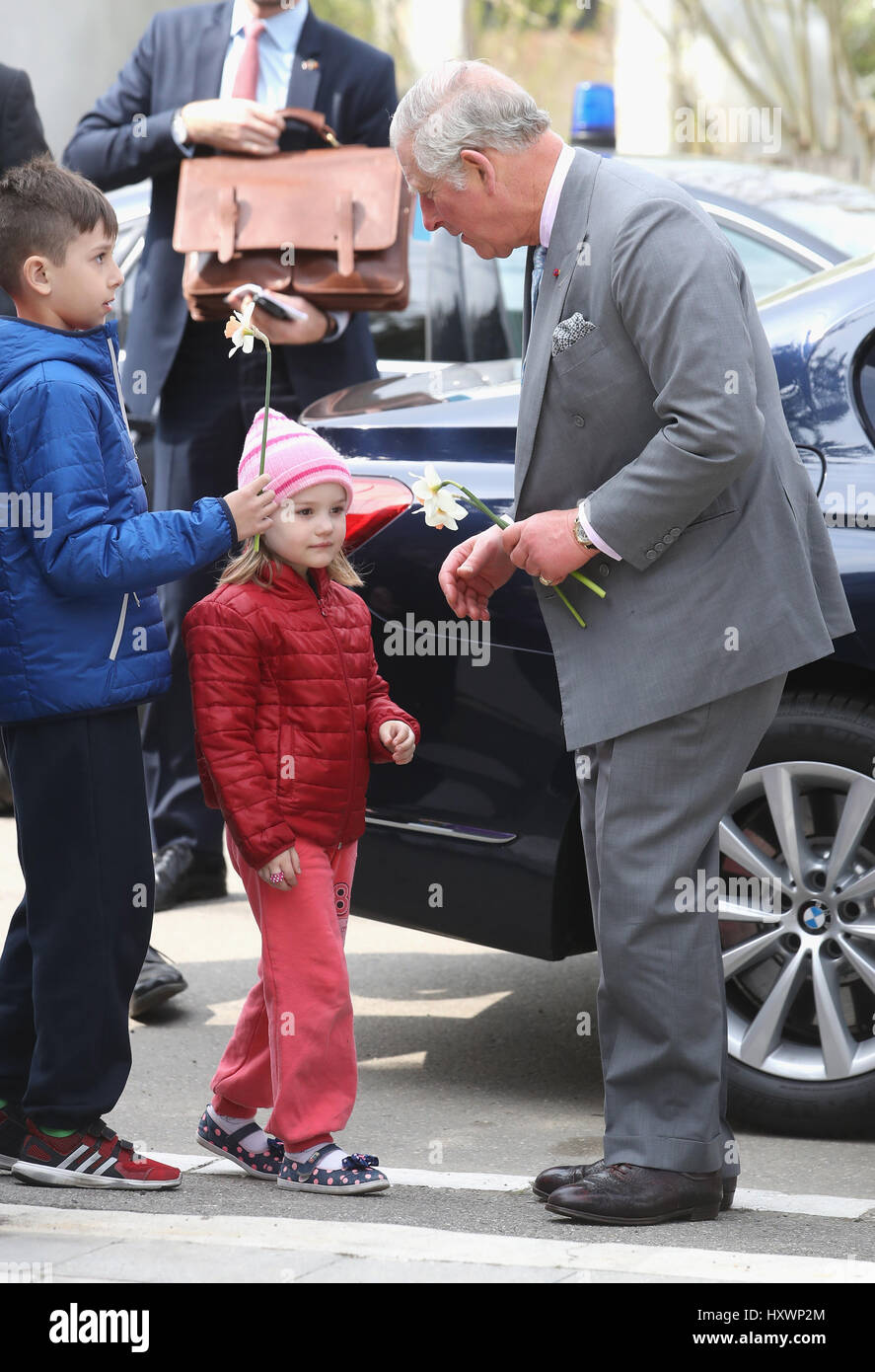 Prince Of Wales als er kommt in der FARA-Stiftung in Popesti Leordeni wo er Kinder und Jugendliche untergebracht durch die Nächstenliebe in Bukarest, Rumänien, treffen wird am zweiten Tag seiner neun Tage europäischen tour. Stockfoto