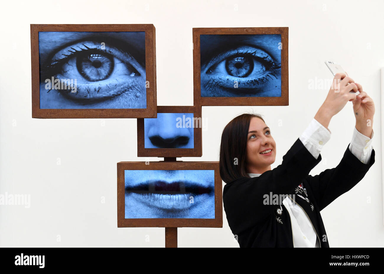 Ein Besucher nehmen eine Selfie vor einer Installation während einer Pressevorschau bei der Selfie Selbstdarstellung Ausstellung in der Saatchi Gallery in London, die die Geschichte der Selfie aus Portrait Künstler durch zum heutigen Selfies betrachtet. Stockfoto
