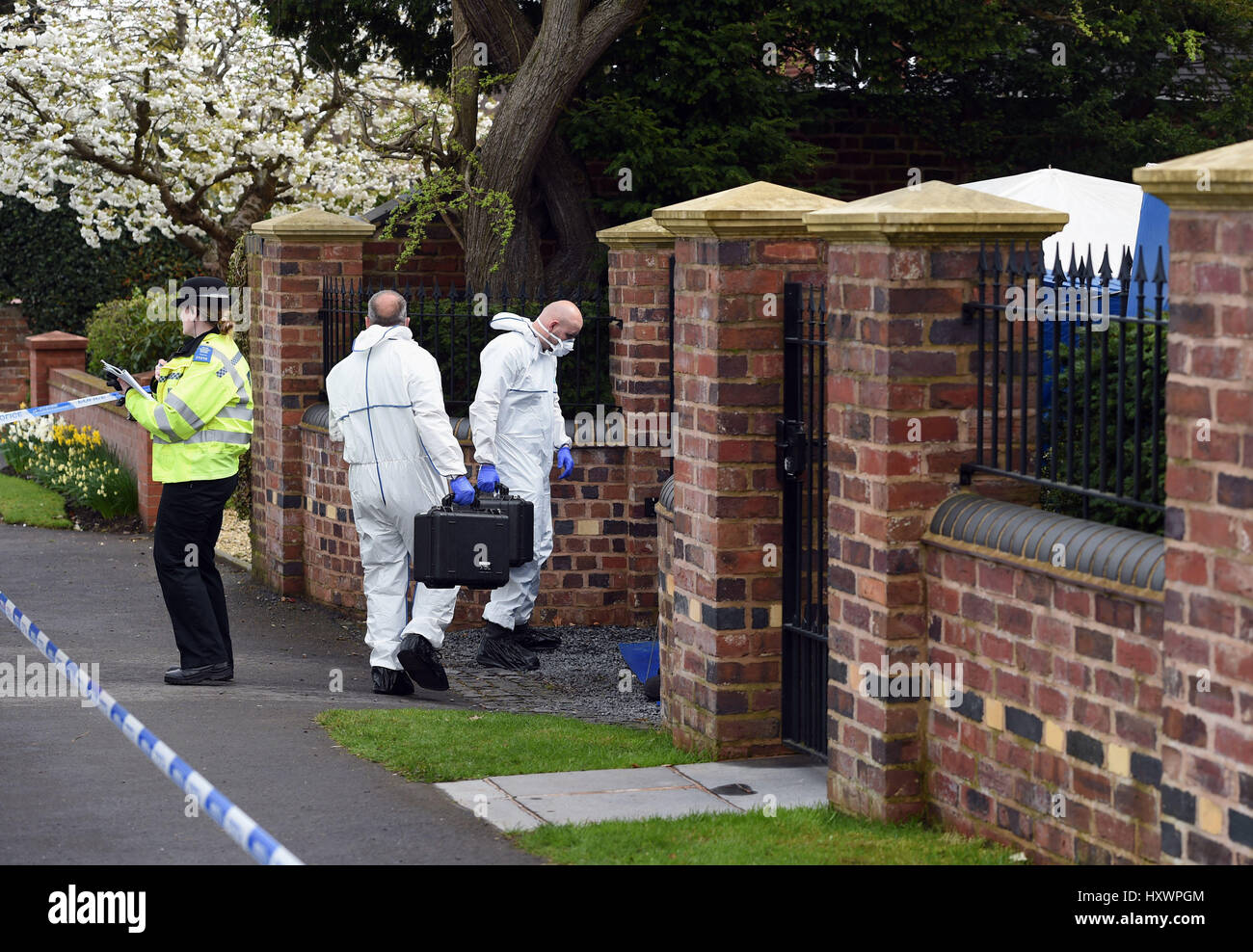 Polizei-Aktivität in der Nähe der Szene, wo ein 13 jähriger Junge und seine Mutter verstarb haben in ihrem Haus in Greyhound Lane, Stourbridge erstochen wird. Stockfoto