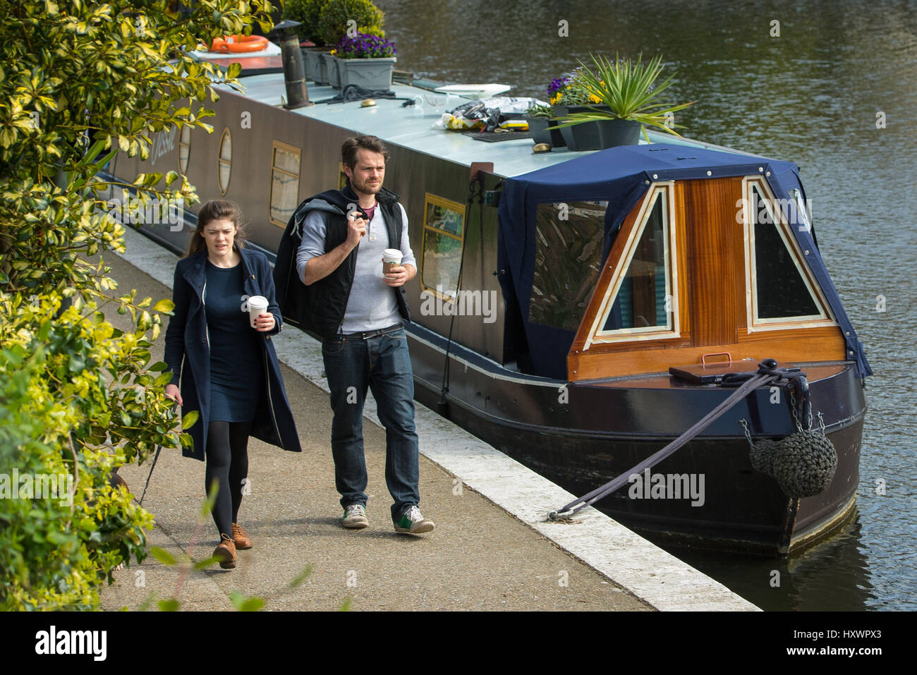 Menschen gehen auf dem Treidelpfad in Klein-Venedig, London, an einem Tag bei Temperaturen im Südosten von England erwartet wurden, um saisonale überdurchschnittlich hoch und erreichen 22 C. Stockfoto