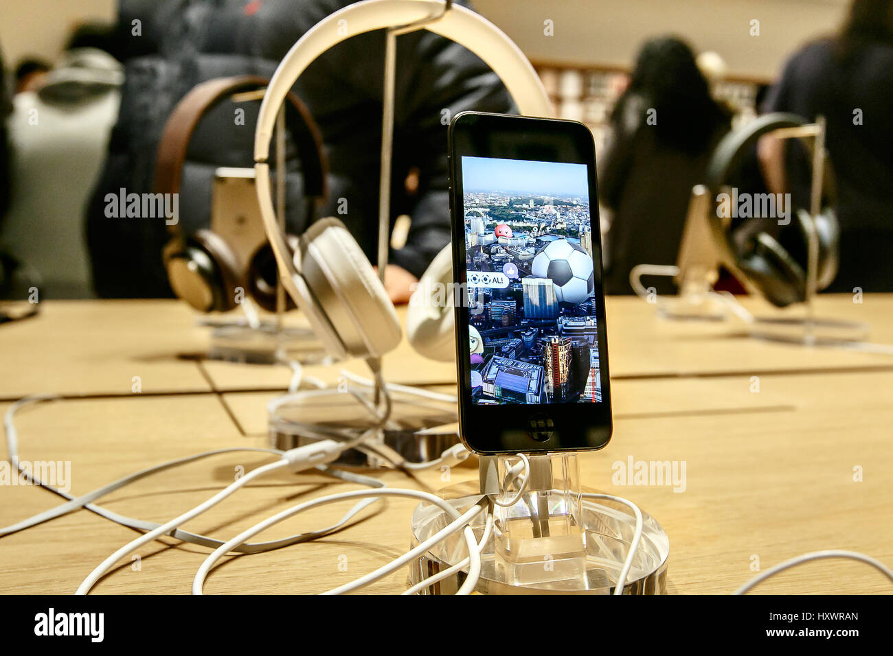 Der neue iPod Touch und Kopfhörer sind in einem Apple Store eingestellt. Stockfoto