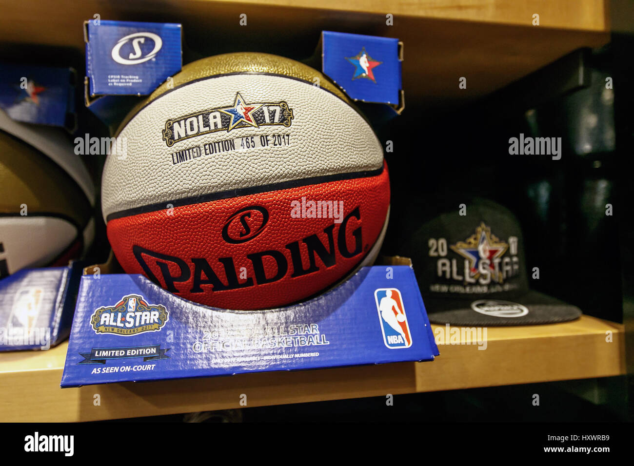 2017 All Star Game edition Basketball für Verkauf auf einem Regal im NBA Store in Manhattan begrenzt. Stockfoto