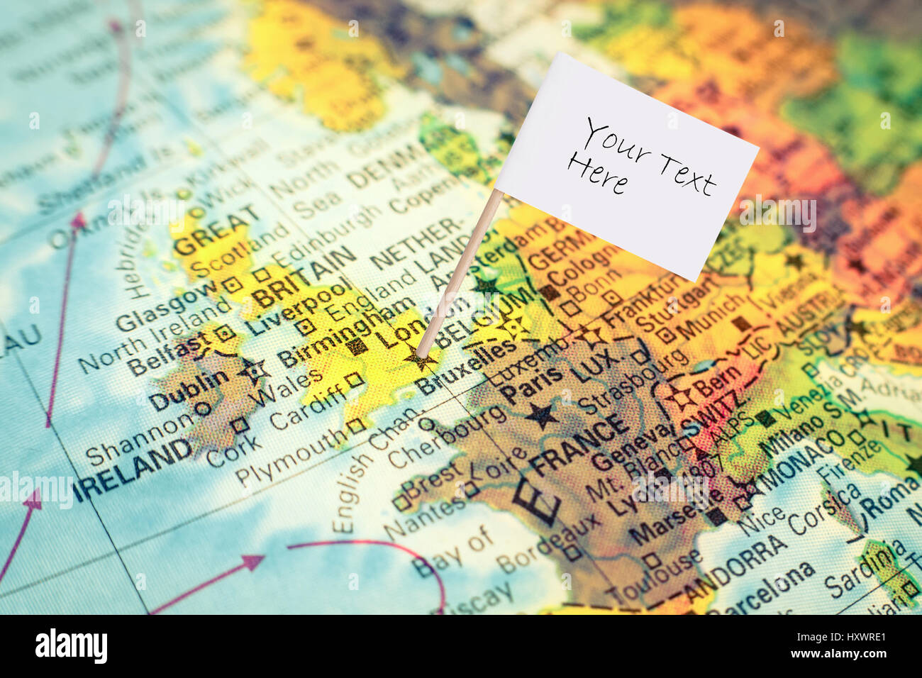 Karte von Großbritannien mit weißen Fahne auf London für Textfreiraum Karte von Großbritannien mit weißen Fahne auf London für Textfreiraum