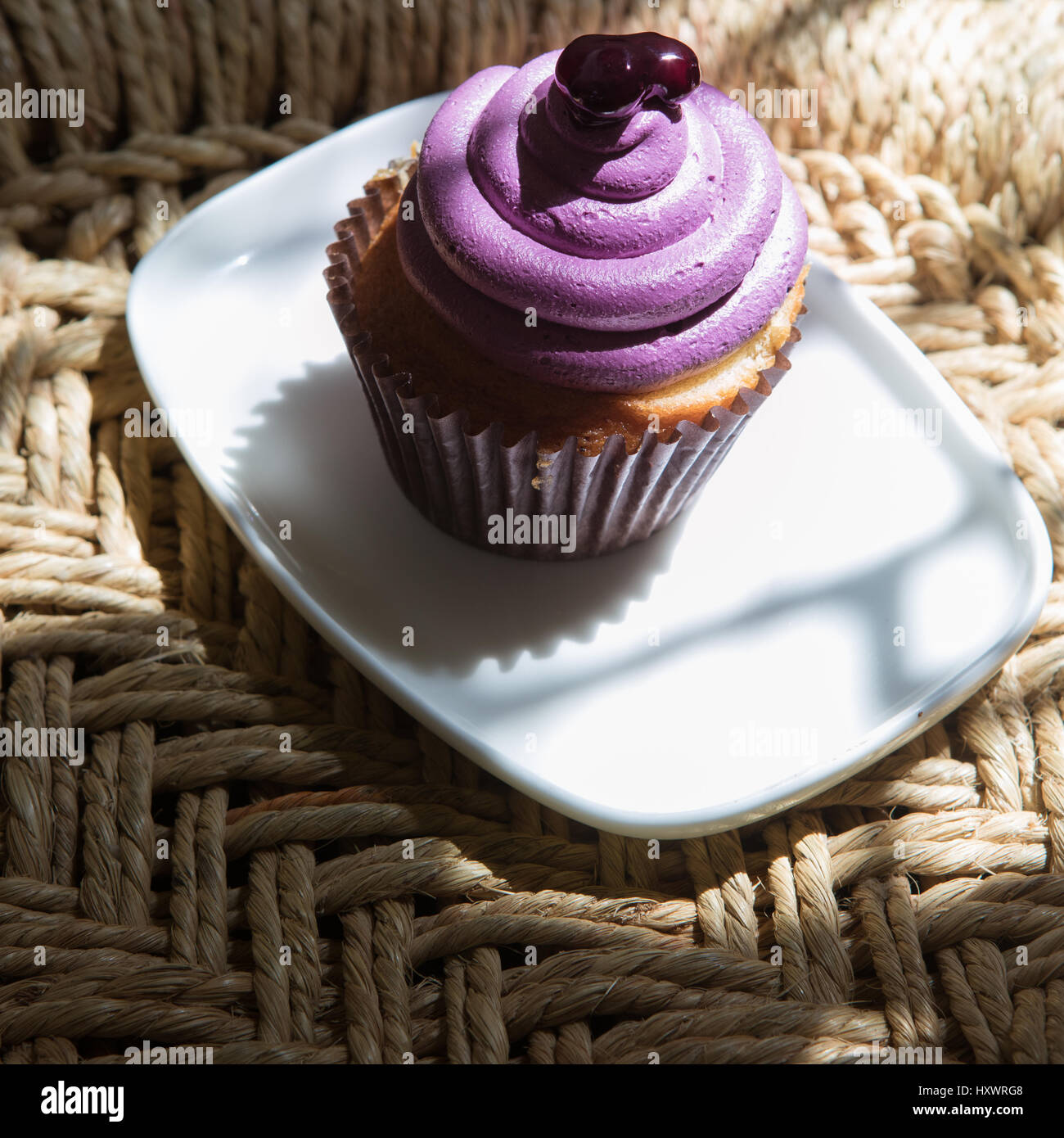 Nahaufnahme von Blueberry Muffin auf Kokos Hintergrund Stockfoto