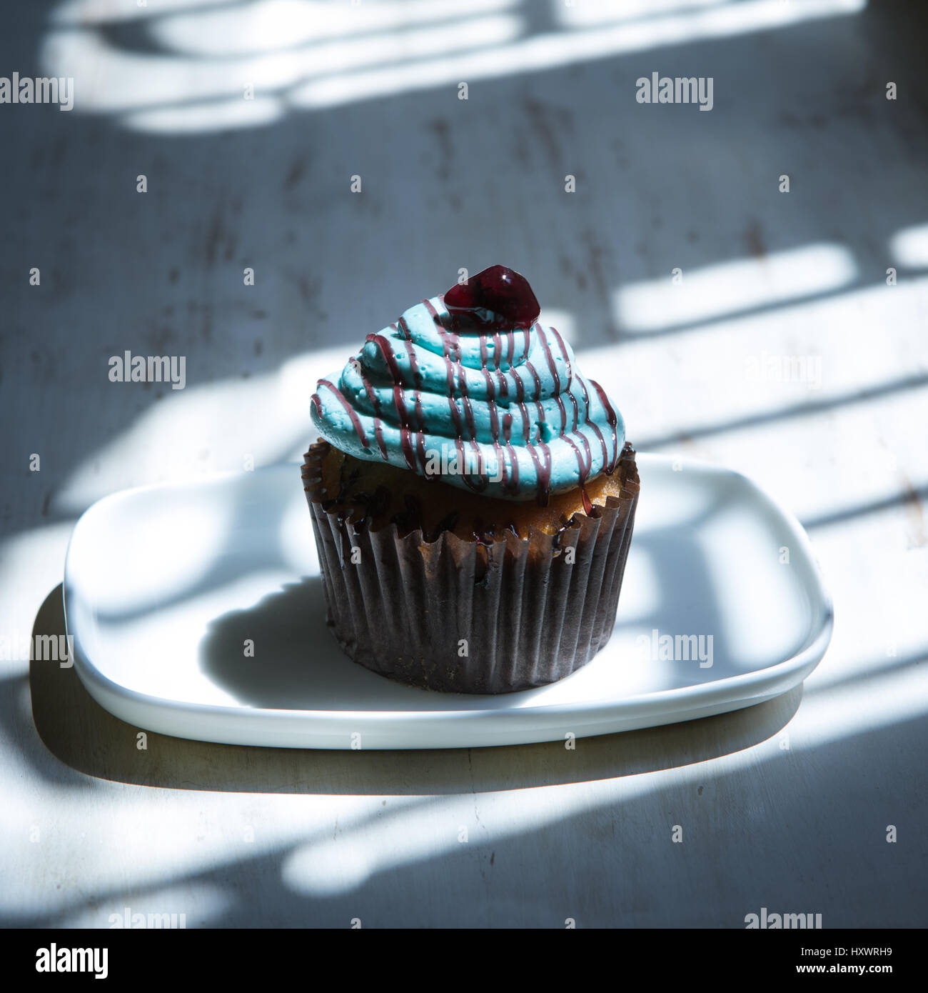 Blueberry Muffin auf weiß lackierten Holz- Hintergrund Stockfoto