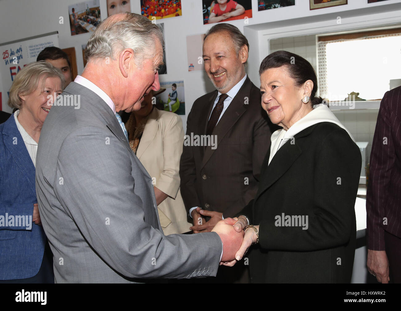 Prince Of Wales wird von Prinzessin Marina Sturdza begrüßt, als er der FARA-Stiftung in Popesti Leordeni Besuche er lernte Kinder und Jugendliche von der Nächstenliebe in Bukarest, Rumänien, am zweiten Tag seiner neun Tage Europatour untergebracht. Stockfoto