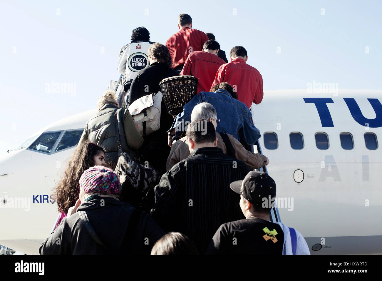 Passagiere betreten das Flugzeug am Flughafen in Istanbul. Istanbul Atatürk Flughafen ist der größte internationale Flughafen Istanbul tätig. Im Jahr 2013 waren es Euro Stockfoto