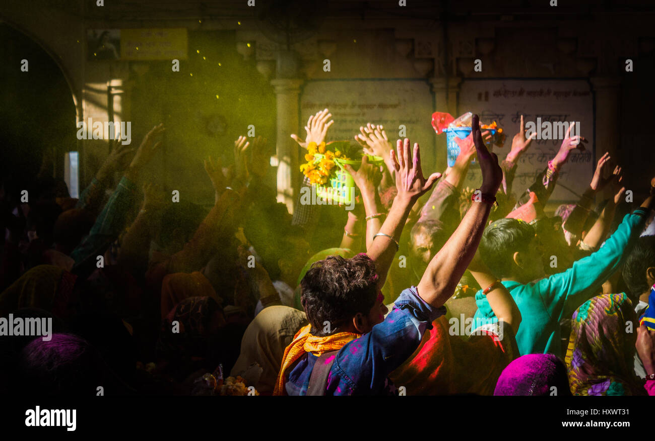BARSANA - 5. März 2017: Menschen feiern die traditionellen Holi Radharani Tempel am 5. März 2017 in Barsana, Indien. Stockfoto
