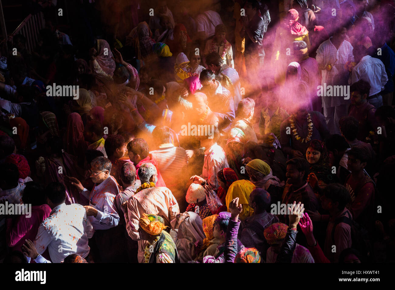 BARSANA - 5. März 2017: Holi-Fest in Indien. Das Fest der Farben in der antiken Stadt Barsana, Mathura in Indien gefeiert. Stockfoto