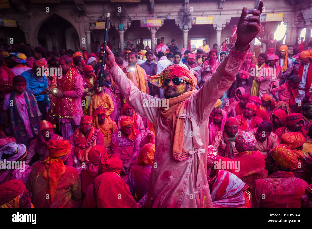 BARSANA - 5. März 2017: Holi-Feier in der alten Stadt Barsana, Mathura in Indien. Stockfoto