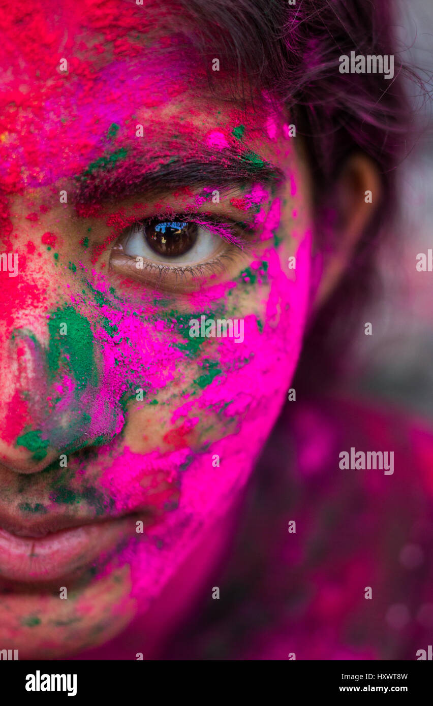 Halbes Gesicht Porträt eines jungen Mädchens mit Farben bedeckt, während das Fest der Farben, Holi in Indien. Stockfoto