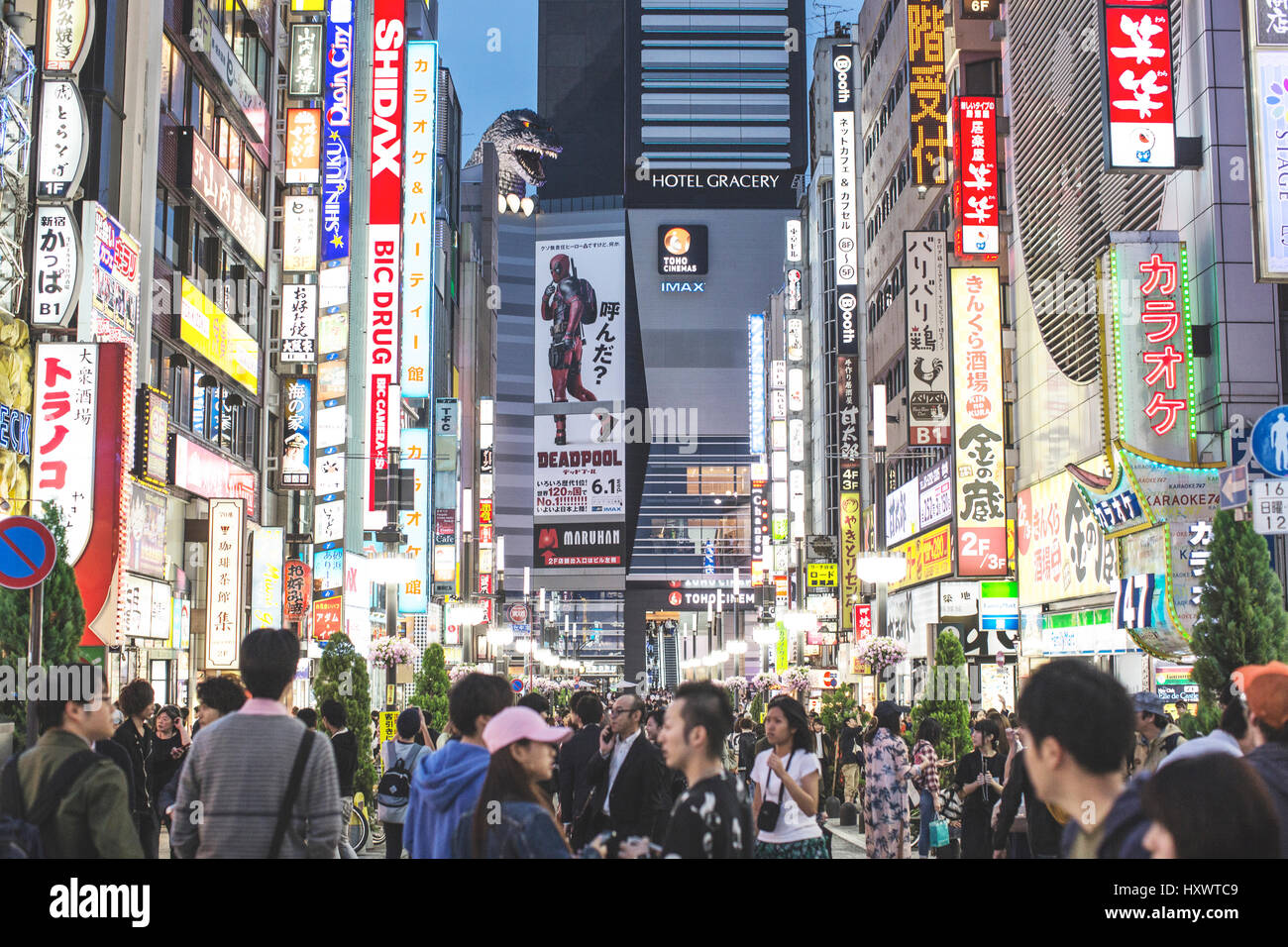 Viele Menschen im Stadtteil Shibuya, Tokio. Shibuya ist bekannt für eines der Modezentren von Japan für Jugendliche sowie einem großen Nachtleben sind Stockfoto