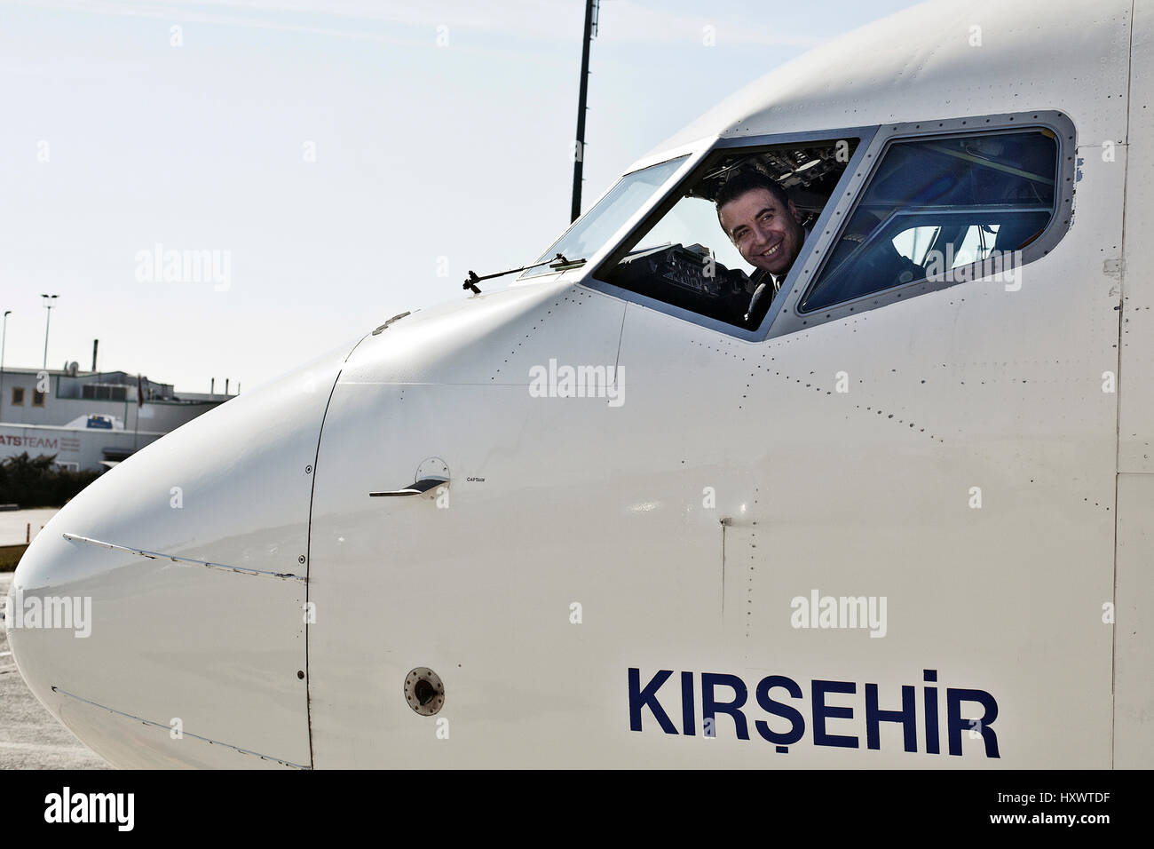 Ein Lächeln auf den Lippen Pilot im Cockpit der türkischen Fluggesellschaft. Stockfoto