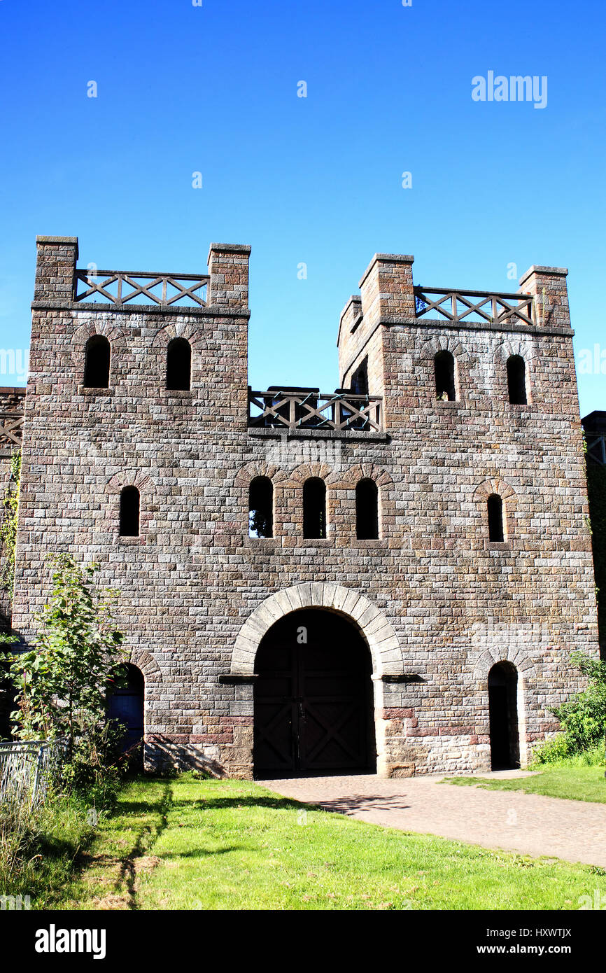 Cardiff, Wales, UK, 31. August 2016: The North Gate von Cardiff Castle in Castle Street ist ein 12. Jahrhundert ruinieren die gehört zu den Städten die meisten Popul Stockfoto