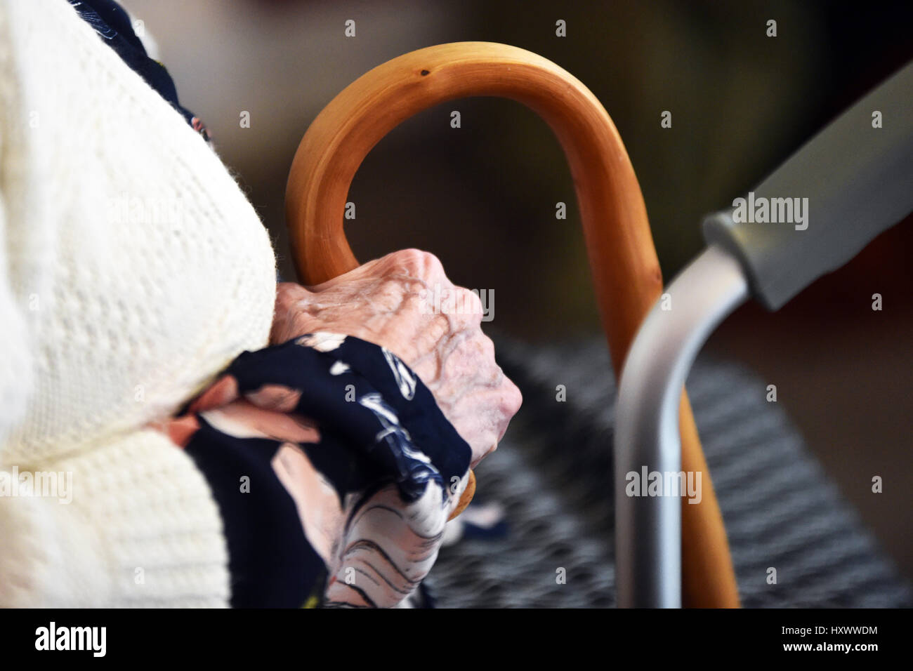 Nahaufnahme von älteren Damen Hand hält ihren Gehstock in einem Pflegeheim, Yorkshire UK Stockfoto