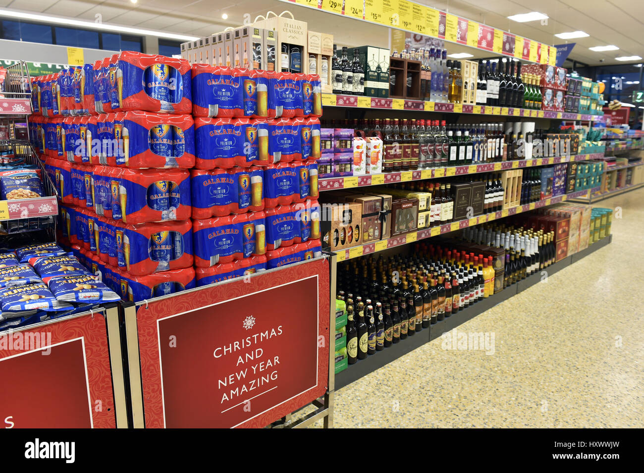 Bier auf Verkauf in Aldi Supermarkt Stockfoto