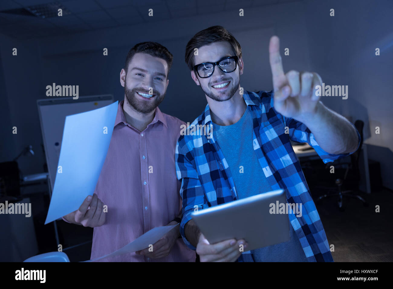 Gut aussehende männliche Kollegen arbeiten auf Sensorik-panel Stockfoto