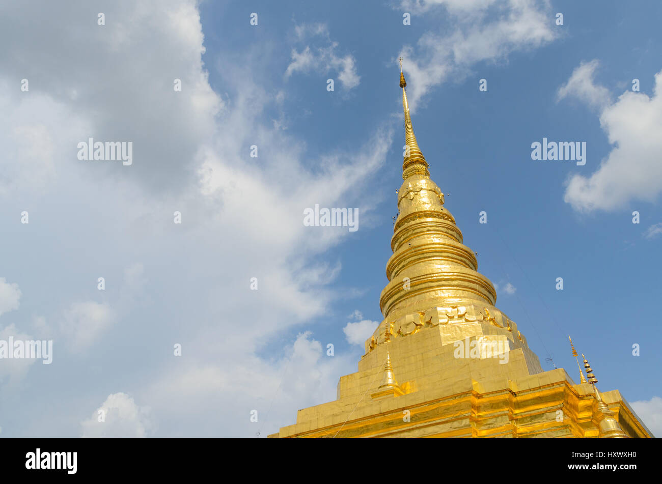 Goldene Pagode und blauer Himmel in Phra, dass Chae Haeng Tempel, Nan Provinz thailand Stockfoto