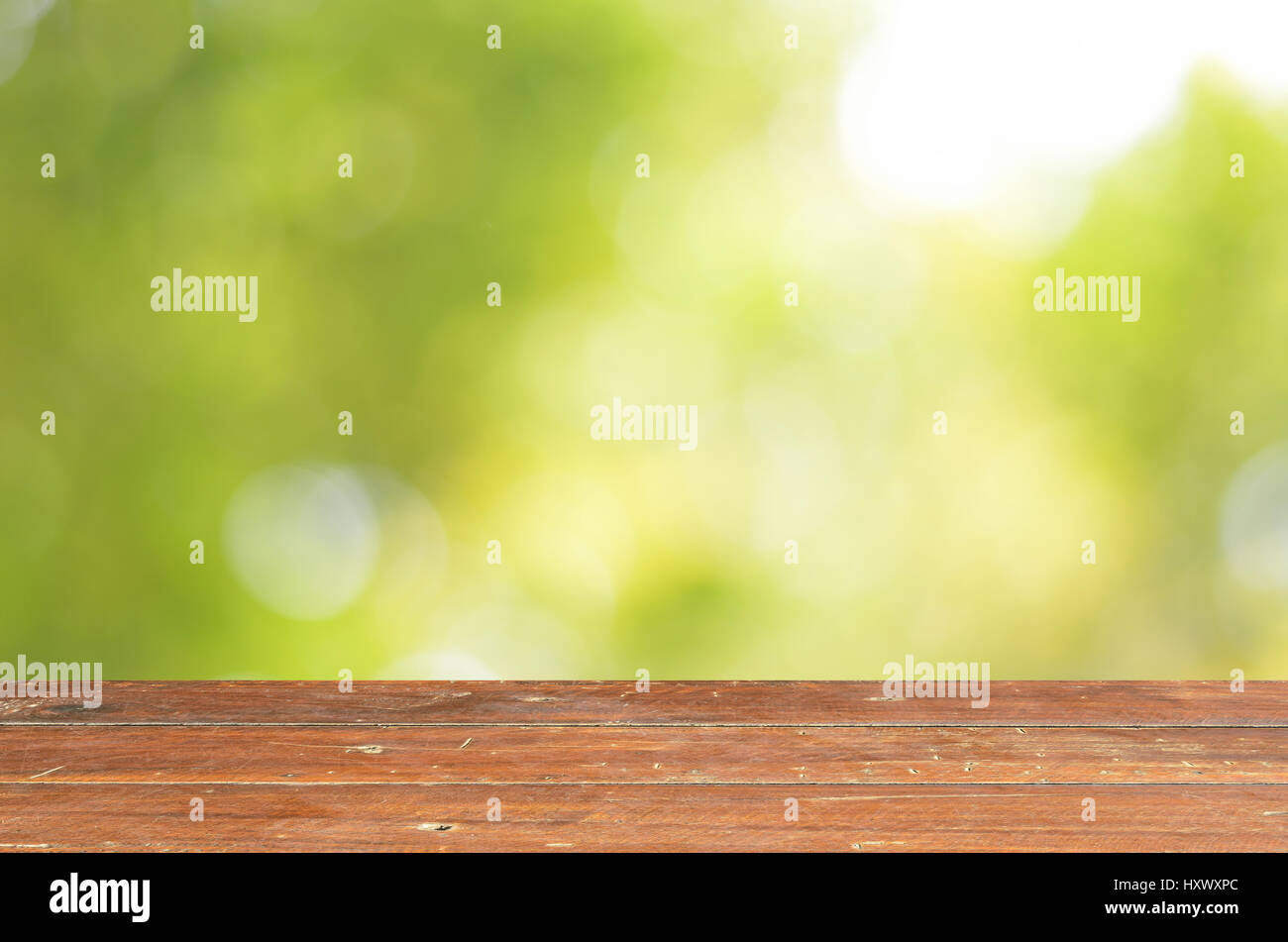 Leere Holztisch und Natur Weichzeichnen Hintergrund Stockfoto