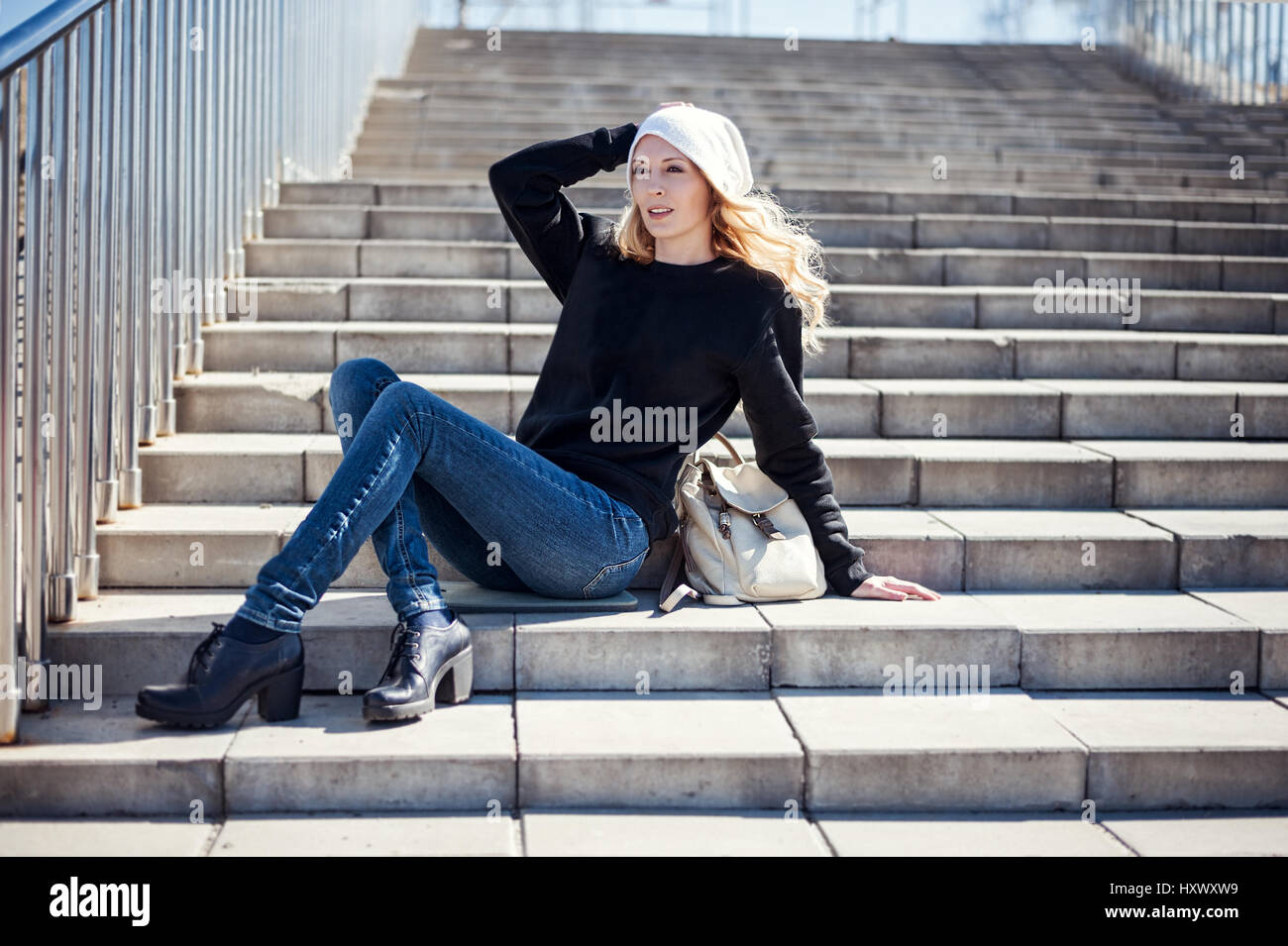 Street fashion schauen. schöne Mädchen mit weißen Hut, Black Hoody, Schuhe  und Jeans Stockfotografie - Alamy