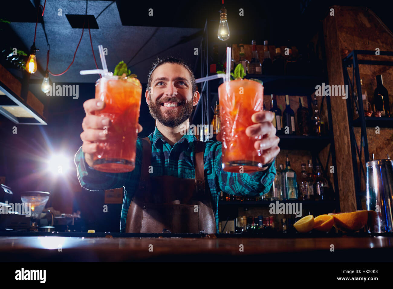 Barkeeper hält Sie Cocktails an Client an der Bar im Restaurant. Herzlich willkommen. Stockfoto