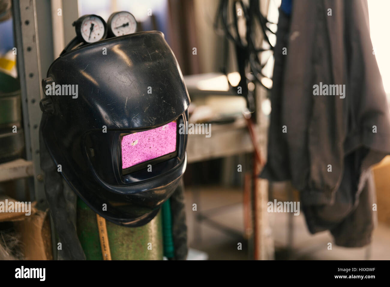 Schweißen Maske in Werkstatt, Nahaufnahme Stockfoto