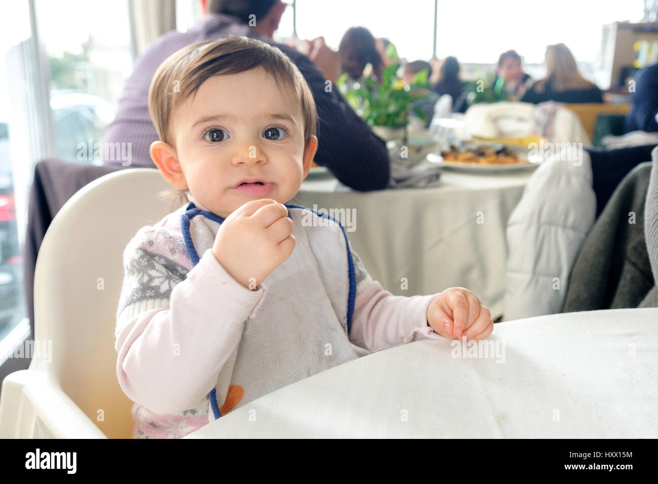 neugeborenes Baby Lätzchen Hochstuhl Tisch im Restaurant Essen kauen Tuch Stockfoto