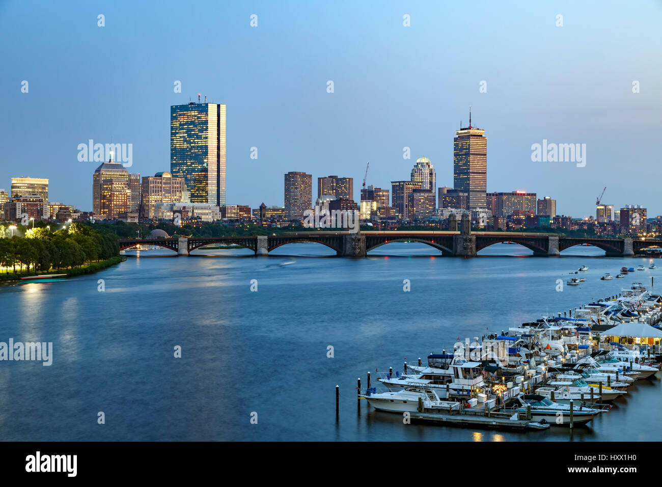 Boote im Yachthafen am Charles River, die Longfellow Bridge und die Skyline von Boston, Massachusetts, USA Stockfoto
