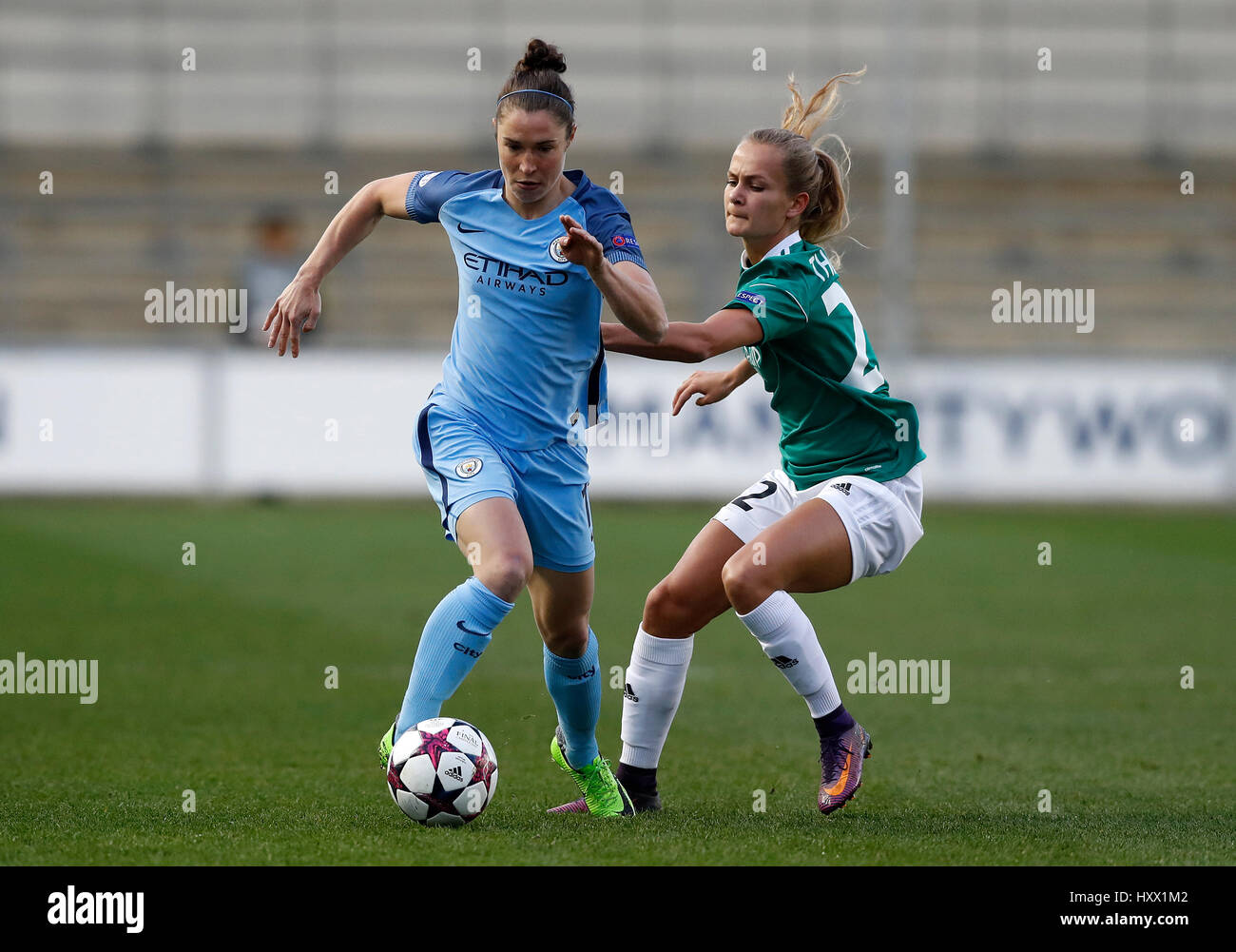 Manchester City Frauen Jane Ross (links) und Fortuna Hjørring Frauen Frederikke Thogersen Kampf um den Ball, während das zweite Bein Viertelfinale der UEFA Women's Champions League Stadium The Academy, Manchester übereinstimmen. Stockfoto