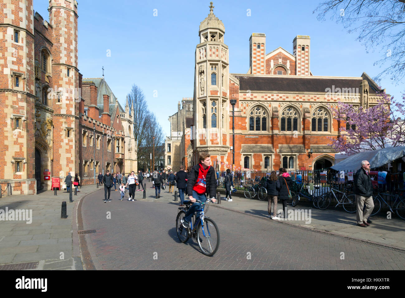 Cambridge University student Radfahren ein Fahrrad letzten St Johns College; Trinity Street, Cambridge, England Cambridge Großbritannien Stockfoto