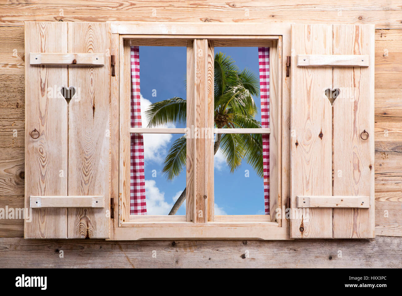 Holzfenster mit tropischen Panoramablick, Reisekonzept Stockfoto