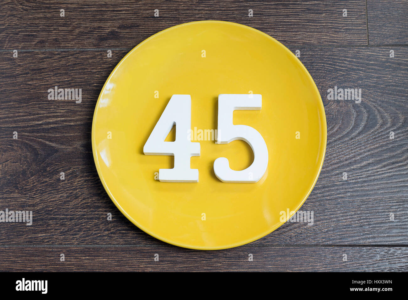 Nummer fünfundvierzig auf die gelbe Platte und braunen Hintergrund. Stockfoto