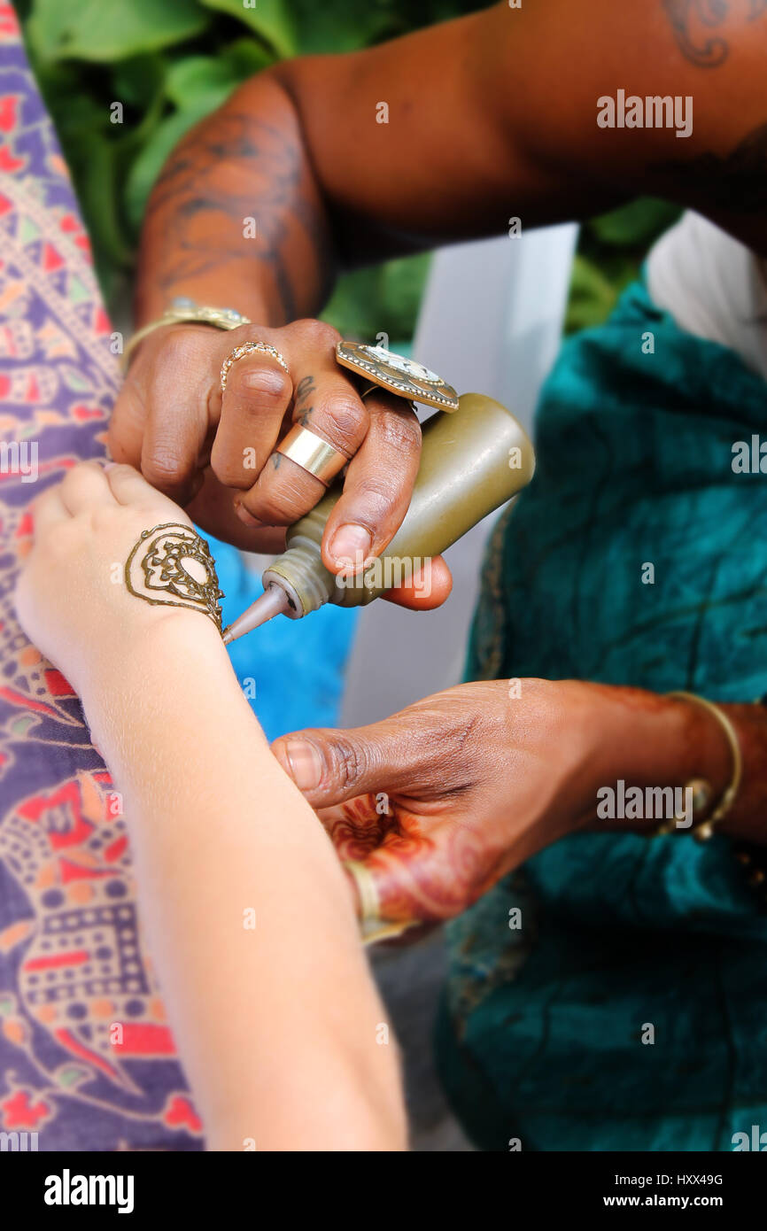 Mehndi (Henna Tattoo). Ein Henna oder Mehendi Geräts bei der Arbeit. Stockfoto
