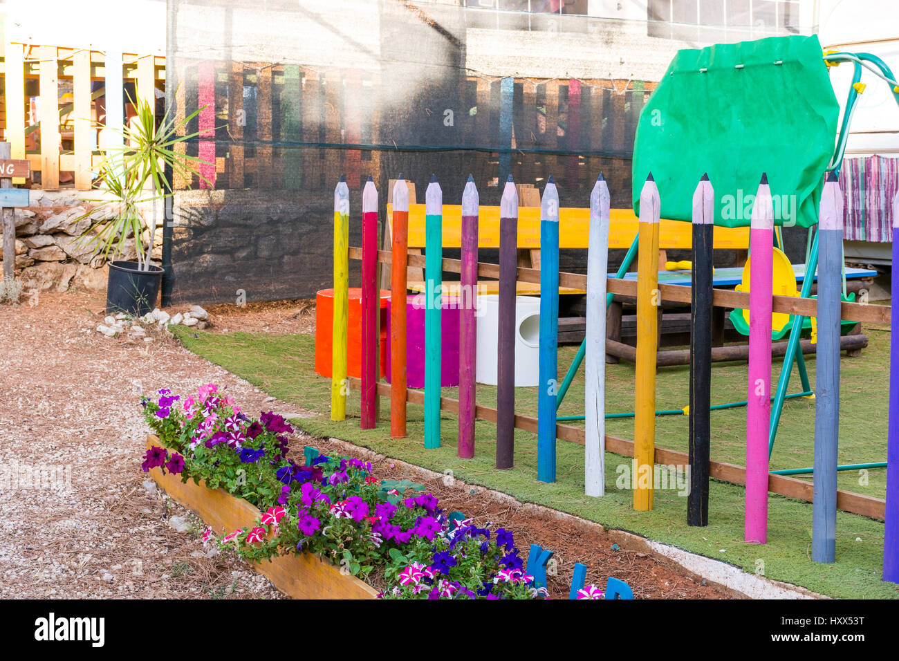 Spielplatz für Kinder. Mit Farbstiften, Zaun. Im Garten. Alles aus  recycelten und umweltfreundlichen Materialien Stockfotografie - Alamy