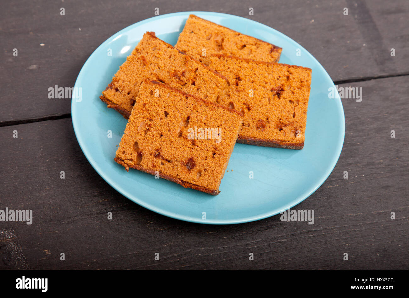 Traditionelle holländische Kuchen Ontbijtkoek auf hölzernen Hintergrund Stockfoto