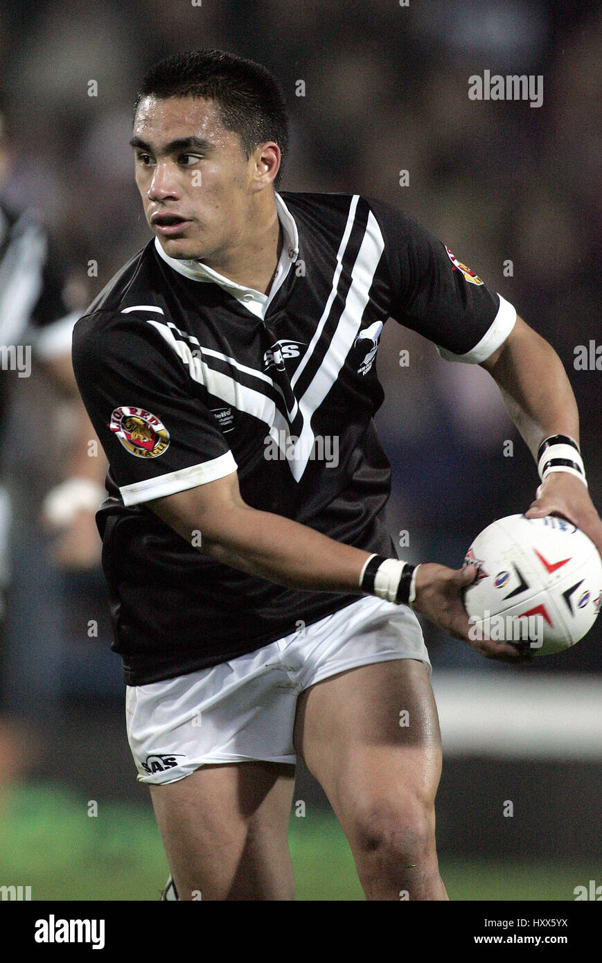 THOMAS LEULUAI NEW ZEALAND RL MCALPINE STADIUM HUDDERSFIELD ENGLAND 6. November 2004 Stockfoto