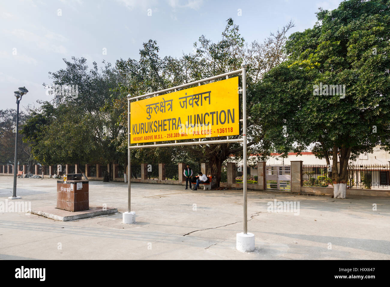Typische gelbe unterschreiben auf der Plattform am Kurukshetra Junction Bahnhof Bahnsteig, auf der Delhi Kalka Linie, Haryana, Nordindien Stockfoto