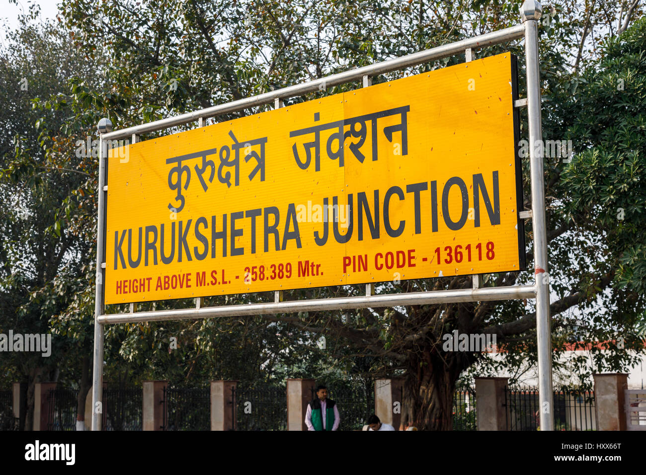 Typische gelbe unterschreiben auf der Plattform am Kurukshetra Junction Bahnhof Bahnsteig, auf der Delhi Kalka Linie, Haryana, Nordindien Stockfoto