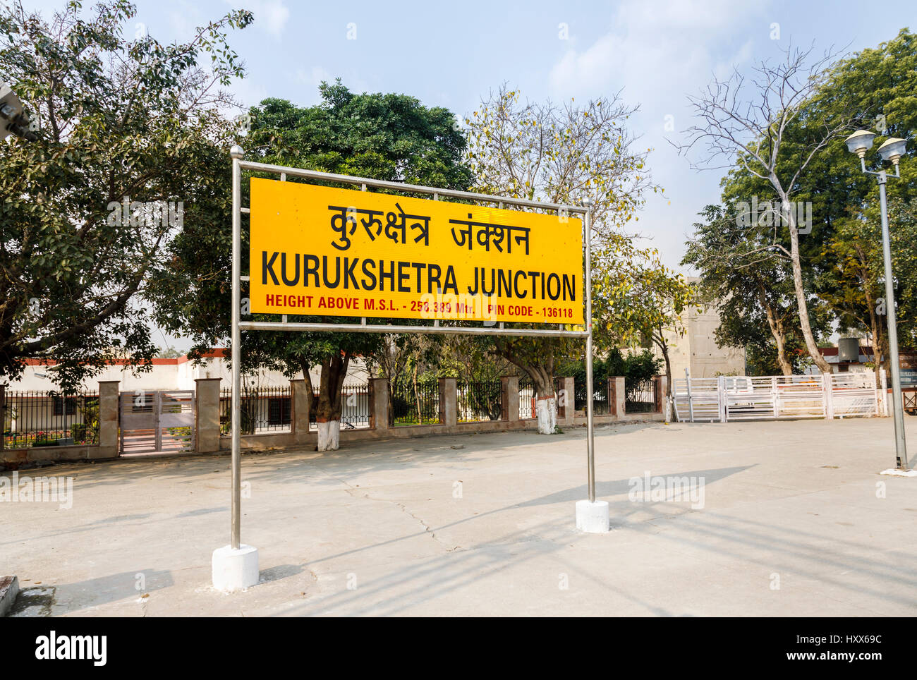 Typische gelbe unterschreiben auf der Plattform am Kurukshetra Junction Bahnhof Bahnsteig, auf der Delhi Kalka Linie, Haryana, Nordindien Stockfoto