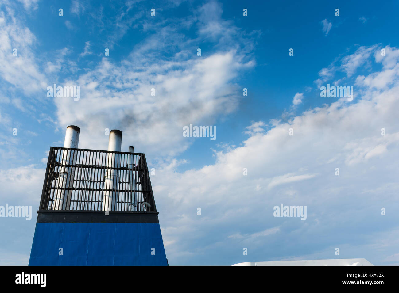 An Bord, Schornstein einer Fähre oder Kreuzfahrtschiff, schwarzer Rauch. Belastet die Atmosphäre auch um Urlaub, aus geschäftlichen Gründen reisen. Stockfoto