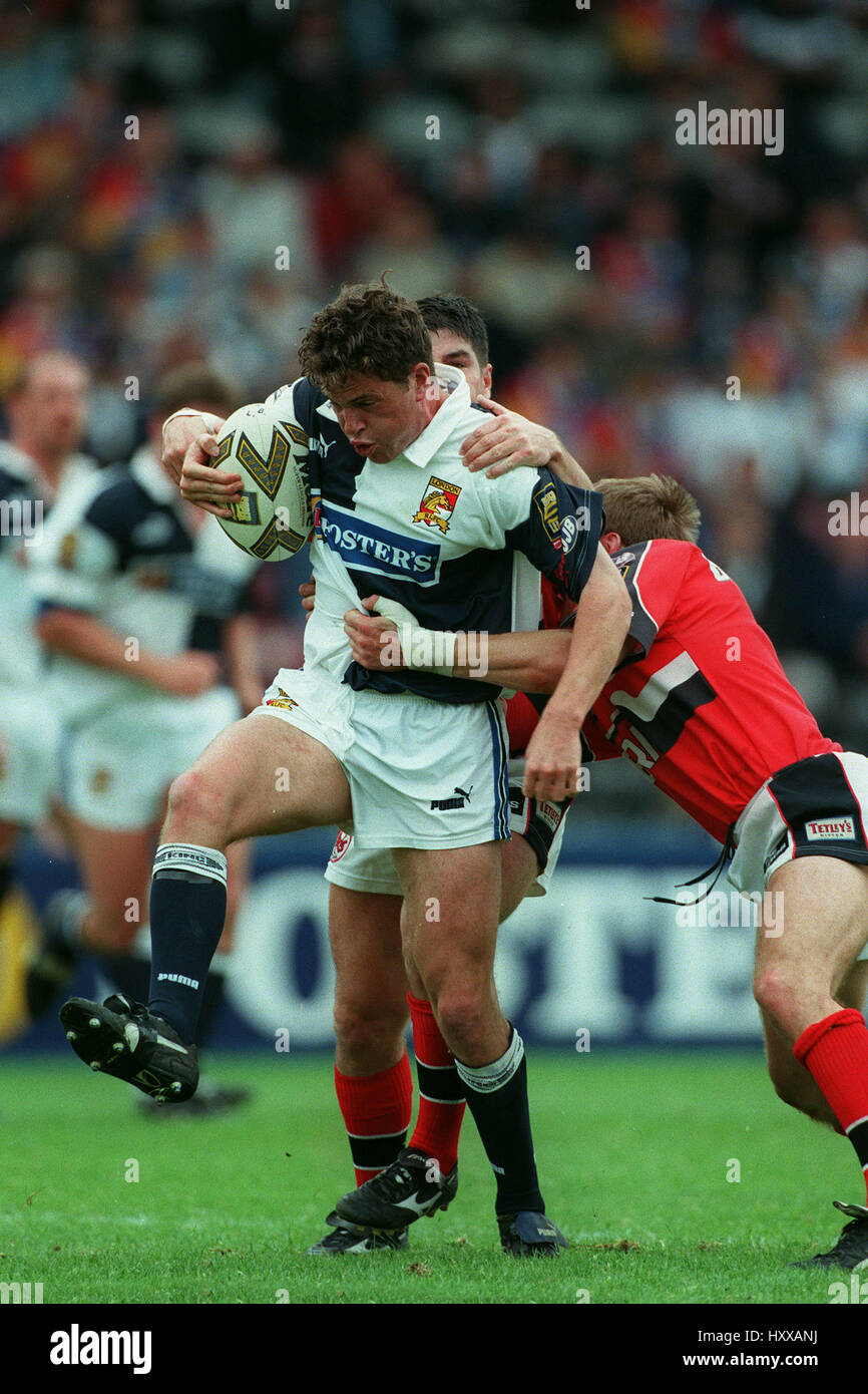 IAIN HIGGINS & JOSH WHITE LONDON BRONCOS V SALFORD REDS 27. Mai 1998 Stockfoto